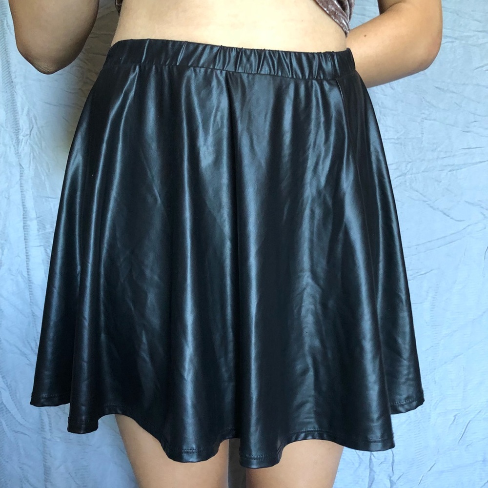 BLACK FLOW SKIRT